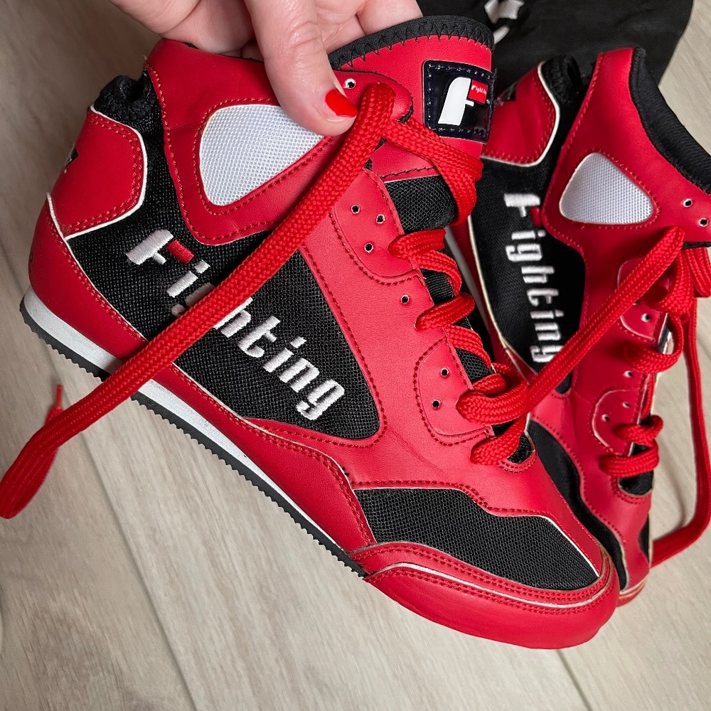 Boys boxing shoes sz.6 like new